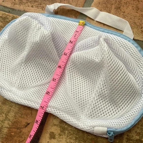 ❤️ NEW 2/$20 or 3/$25 Bra Laundering Mesh Bag - Picture 3 of 6